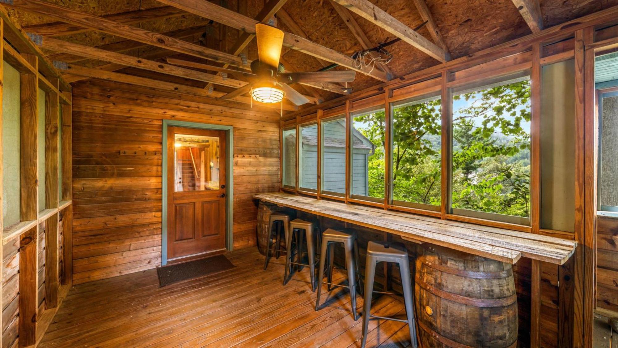 Whiskey Ridge Lodge: 1940s Gem with City Views and Custom Game Room Gatlinburg Exterior photo