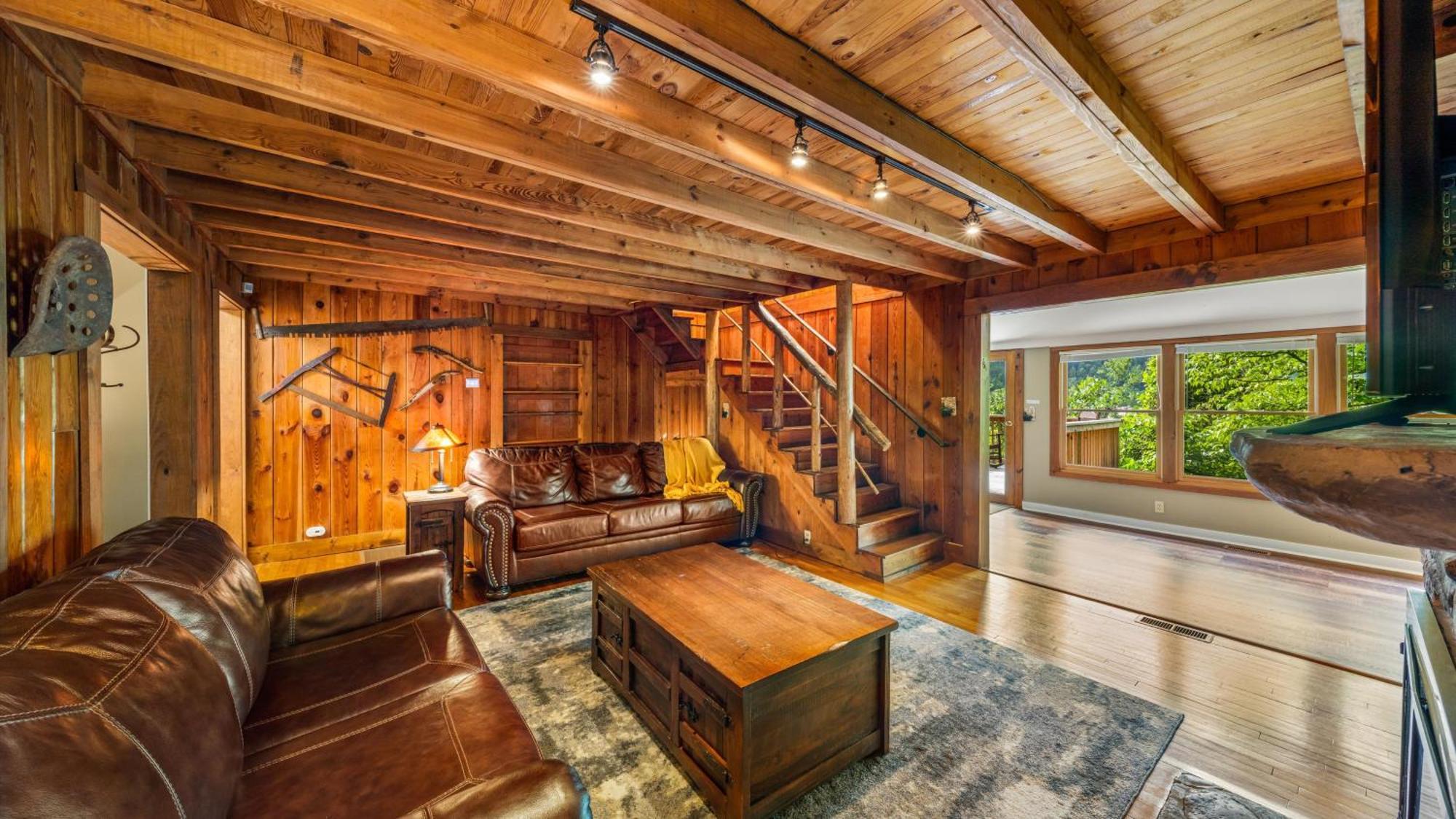 Whiskey Ridge Lodge: 1940s Gem with City Views and Custom Game Room Gatlinburg Exterior photo